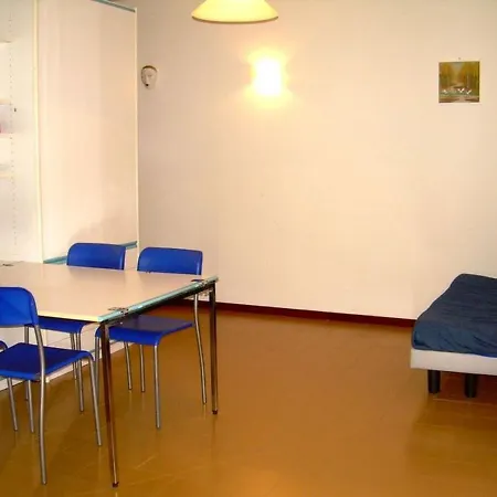 Apartamento For 5 People In A With Swimming Pool Close To The Beach
