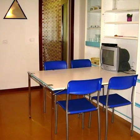 Apartamento For 5 People In A With Swimming Pool Close To The Beach *