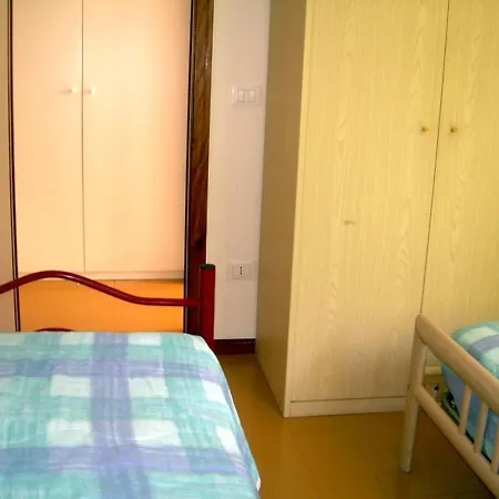 Apartamento For 5 People In A With Swimming Pool Close To The Beach