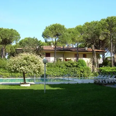 For 5 People In A With Swimming Pool Close To The Beach Apartment *