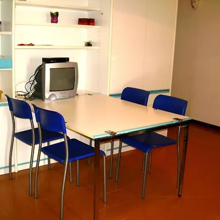 Apartamento For 5 People In A With Swimming Pool Close To The Beach